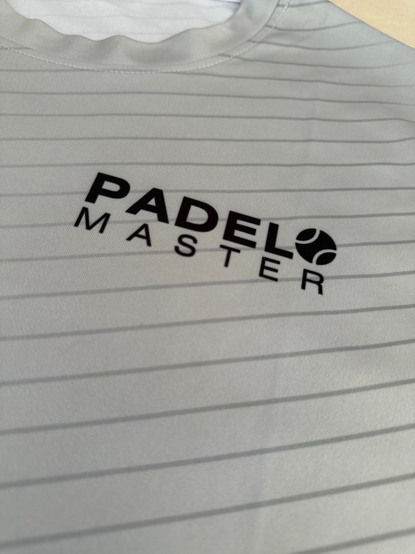 T-SHIRT GRIS & BLANC - LOGO PADEL MASTER 2025